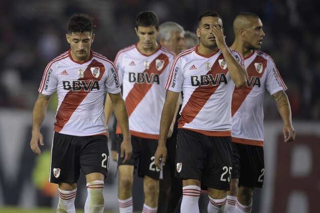 Argentina's River Plate players leave the field at half time during the Copa Libertadores 2016 round before the quarterfinals second leg football match against  Ecuador's Independiente del Valle at the 'Monumental' stadium in Buenos Aires, Argentina, on May 4, 2016. / AFP / EITAN ABRAMOVICH        (Photo credit should read EITAN ABRAMOVICH/AFP/Getty Images)