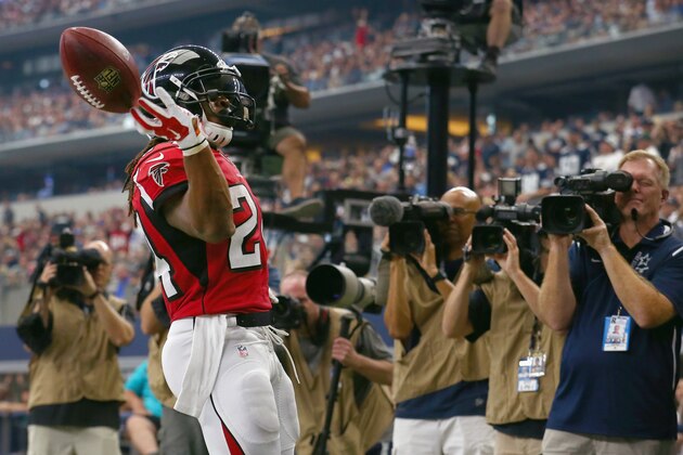 ARLINGTON, TX - SEPTEMBER 27:  Devonta Freeman #24 of the Atlanta Falcons celebrates after scoring a touchdown against the Dallas Cowboys at AT&T Stadium on September 27, 2015 in Arlington, Texas.  (Photo by Tom Pennington/Getty Images)