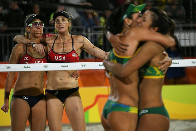 USA's Kerri Walsh Jennings (2L) and USA's April Ross react as Brazil's Agatha Bednarczuk (2R) and Brazil's Barbara Seixas De Freitas  (R) celebrate after winning the women's beach volleyball semi-final match between USA and Brazil at the Beach Volley Arena in Rio de Janeiro on August 16, 2016, as part of the Rio 2016 Olympic Games. / AFP / Yasuyoshi Chiba        (Photo credit should read YASUYOSHI CHIBA/AFP/Getty Images)