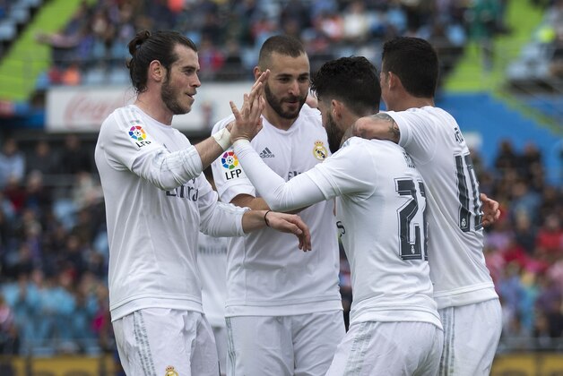 GETAFE, SPAIN - APRIL 16:  Francisco Roman Alarcon alias Isco (2ndR) of Real Madrid CF celebrates scoring their second goal with teammates Gareth Bale (L), Karim Benzema (2ndL) and James Rodriguez (R) during the La Liga match between Getafe CF and Real Madrid CF at Coliseum Alfonso Perez on April 16, 2016 in Getafe, Spain.  (Photo by Gonzalo Arroyo Moreno/Getty Images)