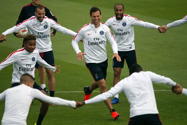 Paris Saint-Germain's polish defender Grzegorz Krychowiak and team mates attend a training session at the Camp des Loges training centre in Saint-Germain-en-Laye, west of Paris on August 11, 2016.  / AFP / GEOFFROY VAN DER HASSELT        (Photo credit should read GEOFFROY VAN DER HASSELT/AFP/Getty Images)