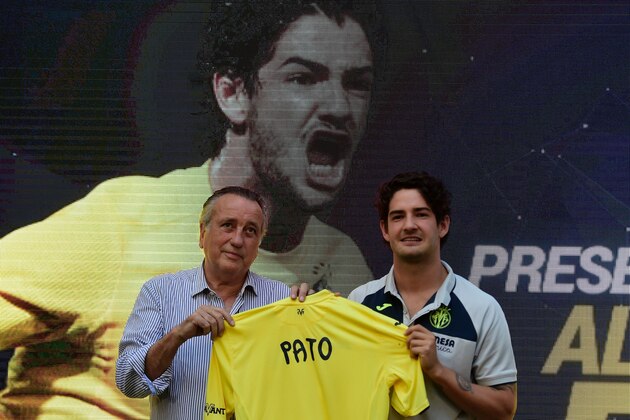 Villarreal's new signing Brazilian Alexandre Rodrigues da Silva 'Pato' poses with his new jersey beside Villarreal president Fernando Roig during his Official presentation at Ermita de la Mare de Deu de Gracia  near Vila-real on August 1, 2016. / AFP / JOSE JORDAN        (Photo credit should read JOSE JORDAN/AFP/Getty Images)