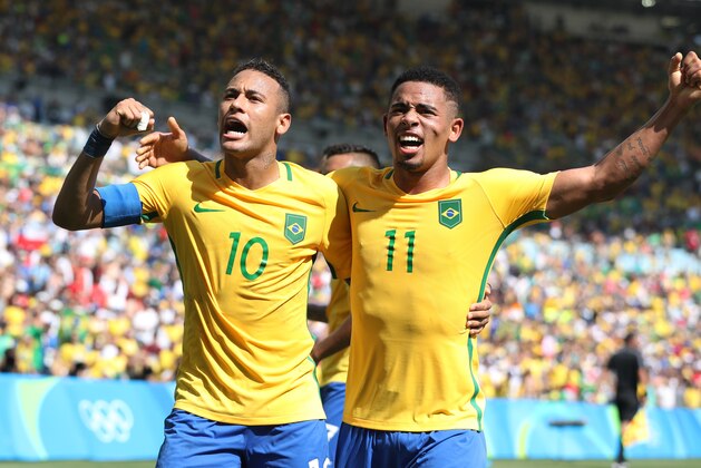 RIO DE JANEIRO, BRAZIL - AUGUST 17:  Neymar of Brazil celebrates with Gabriel Jesus after he scores Brazil's third goal during the Semi Final match between Brazil and Honduras at Maracana Stadium on August 17, 2016 in Rio de Janeiro, Brazil. (Photo by Ian MacNicol/Getty Images)