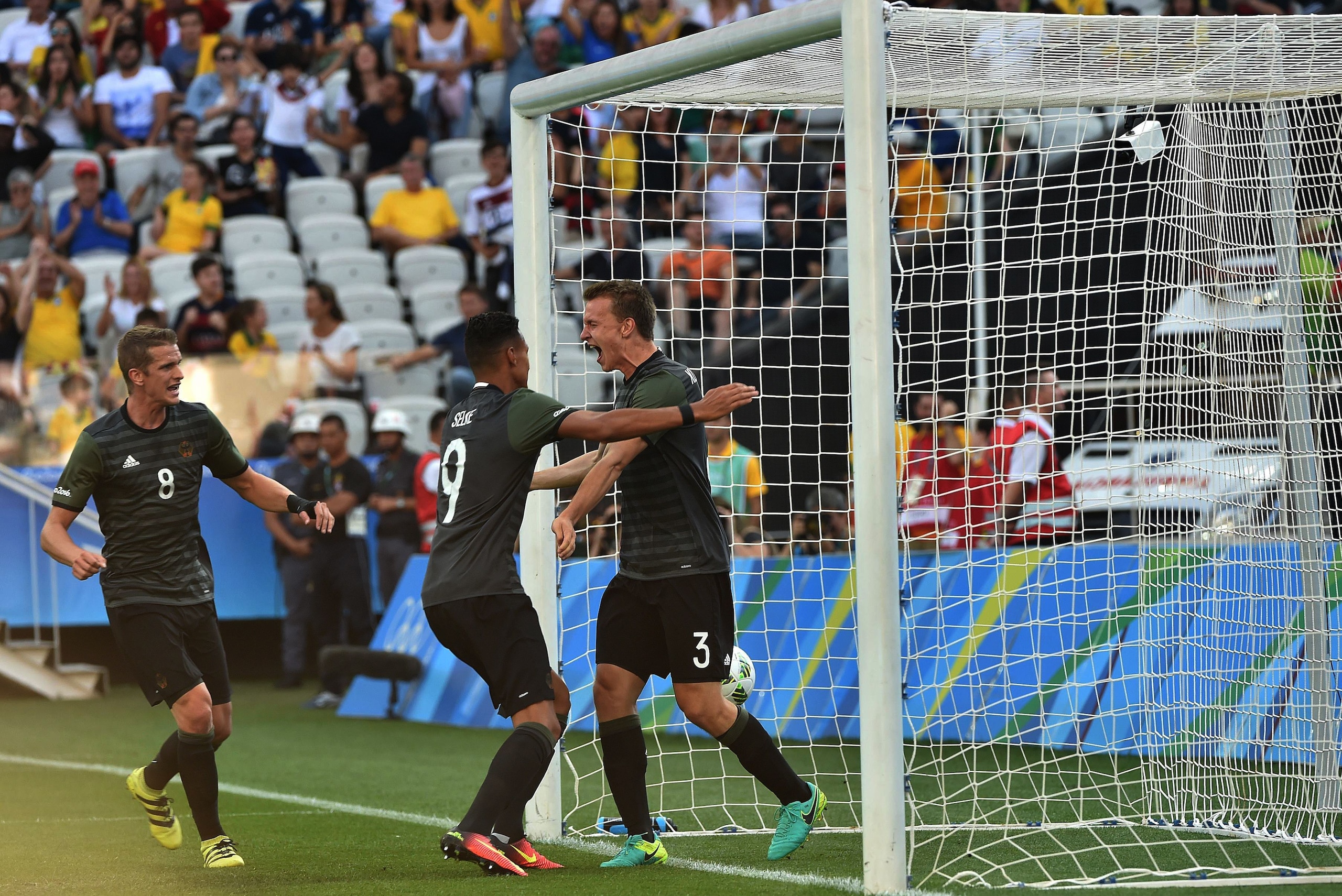 Lukas Klostermann (R) of Germany celebrates with teammates his goal scored against Nigeria during the Rio 2016 Olympic Games mens semifinal football match at the Arena Corinthians Stadium in Sao Paulo, Brazil on August 17, 2016. / AFP / NELSON ALMEIDA        (Photo credit should read NELSON ALMEIDA/AFP/Getty Images)