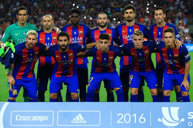 FC Barcelona line up before the second leg of the Spanish Supercup football match between FC Barcelona and Sevilla FC at the Camp Nou stadium in Barcelona on August 17, 2016. / AFP / PAU BARRENA        (Photo credit should read PAU BARRENA/AFP/Getty Images)
