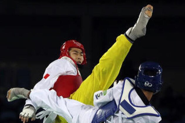 Carlos Ruben Navarro Valdez of Mexico, right, competes with Zhao Shuai of China in the Men's Taekwondo 58-kg semifinals at the 2016 Summer Olympics in Rio de Janeiro, Brazil, Wednesday, Aug. 17, 2016. (AP Photo/Andrew Medichini)