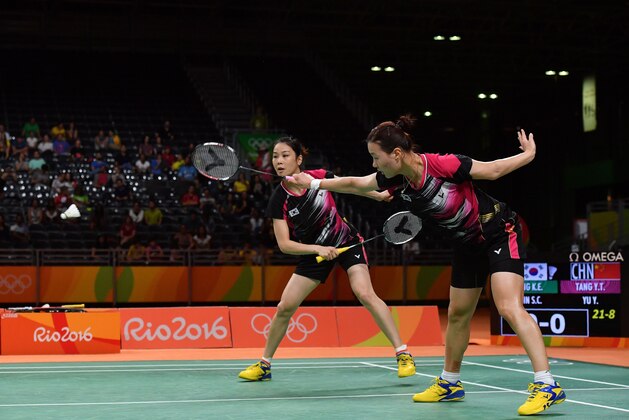 South Korea's Jung Kyung Eun (L) and South Korea's Shin Seung Chan returns against China's Tang Yuanting and China's Yu Yang during their women's doubles Bronze Medal badminton match at the Riocentro stadium in Rio de Janeiro on August 18, 2016, at the Rio 2016 Olympic Games. / AFP / Ben STANSALL        (Photo credit should read BEN STANSALL/AFP/Getty Images)