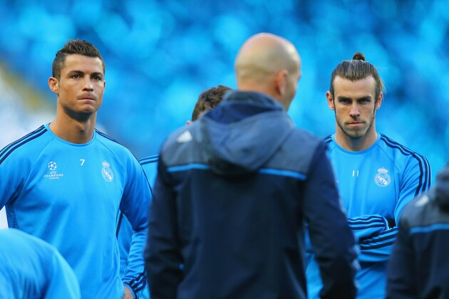 MANCHESTER, ENGLAND - APRIL 25:  Cristiano Ronaldo (L) and Gareth Bale (R) listen to Zinedine Zidane manager of Real Madrid during a Real Madrid training session on the eve of their UEFA Champions League semi final first leg match against Manchester City at the Etihad Stadium on April 25, 2016 in Manchester, United Kingdom.  (Photo by Dave Thompson/Getty Images)