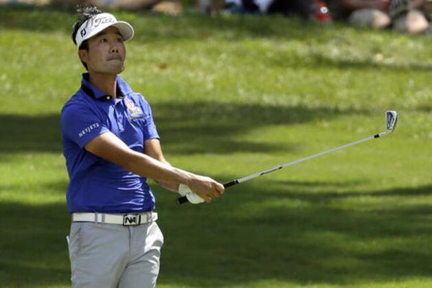 Kevin Na watches his approach shot on the 18th hole during the first round of the Wyndham Championship golf tournament in Greensboro, N.C., Thursday, Aug. 18, 2016. (AP Photo/Chuck Burton)