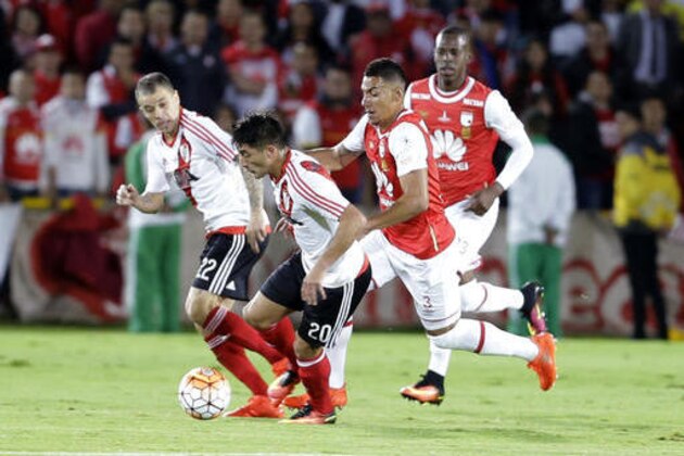 Milton Casco of Argentina's River Plate, second left, battles for the ball with Jeison Gordillo of Colombia's Independiente Santa Fe, second right, during a Recopa Sudamericana first leg final soccer match in Bogota, Colombia, Thursday, Aug.18, 2016. (AP Photo/Inaldo Perez)