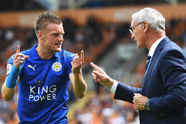 HULL, ENGLAND - AUGUST 13: Jamie Vardy of Leicester City and Claudio Ranieri, Manager of Leicester City talk on the touchline during the Premier League match between Hull City and Leicester City at KCOM Stadium on August 13, 2016 in Hull, England.  (Photo by Michael Regan/Getty Images)