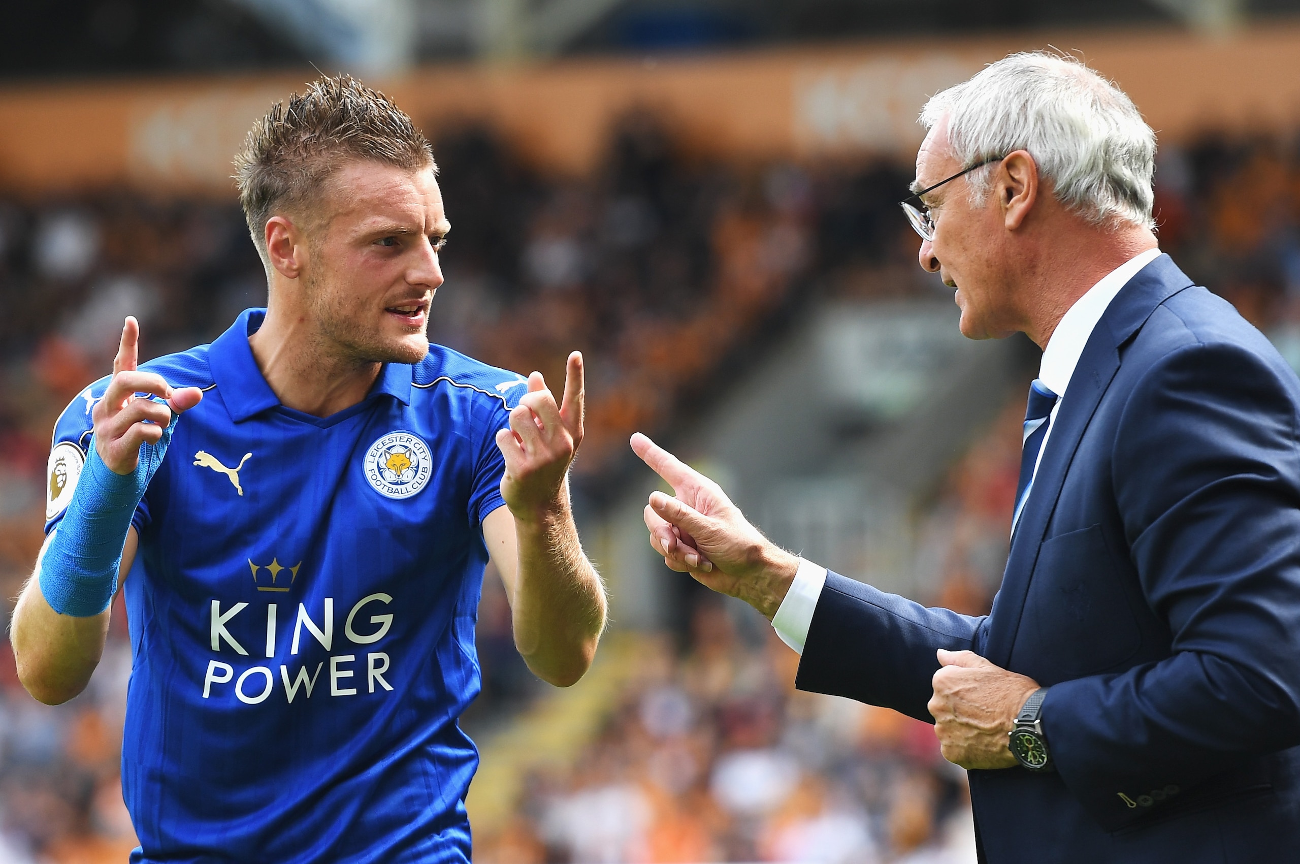 HULL, ENGLAND - AUGUST 13: Jamie Vardy of Leicester City and Claudio Ranieri, Manager of Leicester City talk on the touchline during the Premier League match between Hull City and Leicester City at KCOM Stadium on August 13, 2016 in Hull, England.  (Photo by Michael Regan/Getty Images)