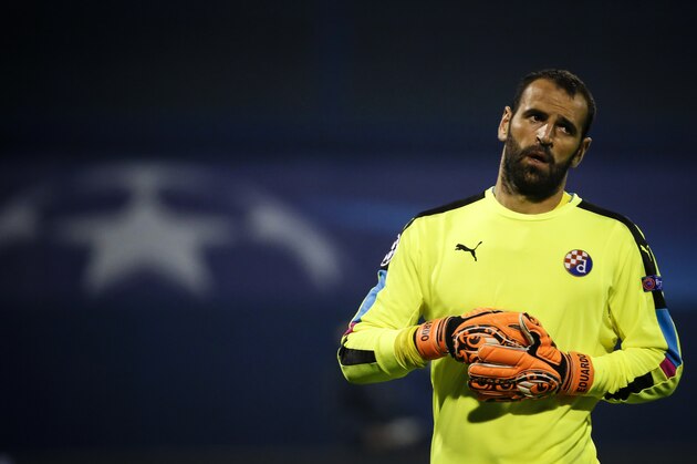 ZAGREB, CROATIA - AUGUST 16: Goalkeeper Eduardo of Dinamo Zagreb looks on during the UEFA Champions League Play-offs First leg match between Dinamo Zagreb and Salzburg at Stadion Maksimir on August 16, 2016 in Zagreb, Croatia. (Photo by Srdjan Stevanovic/Getty Images)