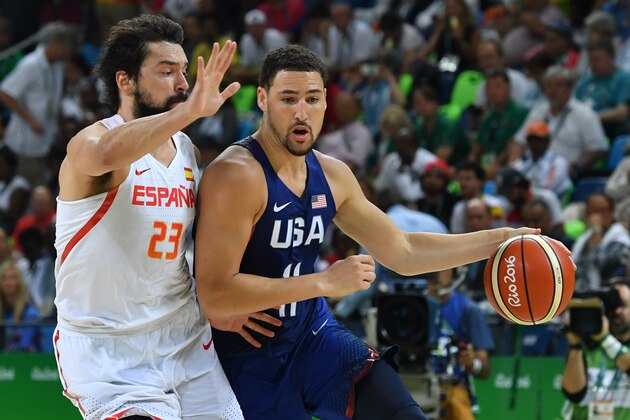 Spain's guard Sergio Llull (L) vies with USA's guard Klay Thompson during a Men's semifinal basketball match between Spain and USA at the Carioca Arena 1 in Rio de Janeiro on August 19, 2016 during the Rio 2016 Olympic Games. / AFP / Andrej ISAKOVIC (Photo credit should read ANDREJ ISAKOVIC/AFP/Getty Images) Spain's guard Sergio Llull (L) vies with USA's guard Klay Thompson during a Men's semifinal basketball match between Spain and USA at the Carioca Arena 1 in Rio de Janeiro on August 19, 2016 during the Rio 2016 Olympic Games. / AFP / Andrej ISAKOVIC (Photo credit should read ANDREJ ISAKOVIC/AFP/Getty Images)