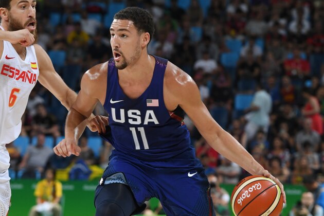 RIO DE JANEIRO, BRAZIL - AUGUST 19:  Klay Thompson #11 of the USA Basketball Men's National Team handles the ball against Sergio Rodriguez #6 of Spain during the Semifinals on Day 14 of the Rio 2016 Olympic Games on August 19, 2016 at Barra Carioca Arena 1 in Rio de Janerio, Brazil. NOTE TO USER: User expressly acknowledges and agrees that, by downloading and or using this photograph, user is consenting to the terms and conditions of Getty Images License Agreement. Mandatory Copyright Notice: Copyright 2016 NBAE (Photo by Garrett Ellwood/NBAE via Getty Images)