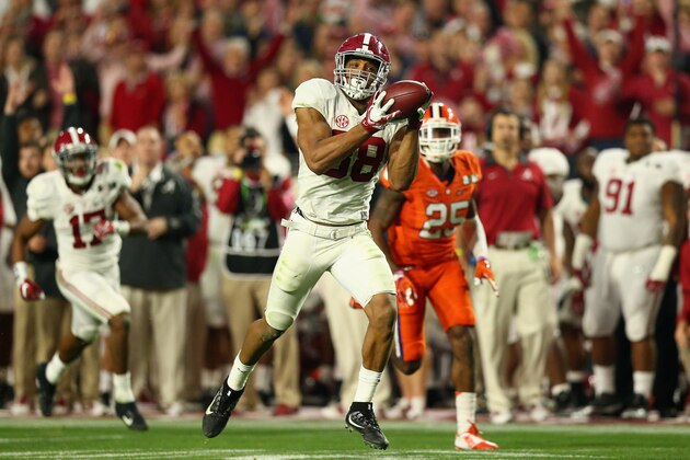 GLENDALE, AZ - JANUARY 11:  O.J. Howard #88 of the Alabama Crimson Tide scores a 51 yard touchdown in the fourth quarter against the Clemson Tigers during the 2016 College Football Playoff National Championship Game at University of Phoenix Stadium on January 11, 2016 in Glendale, Arizona.  (Photo by Ronald Martinez/Getty Images)