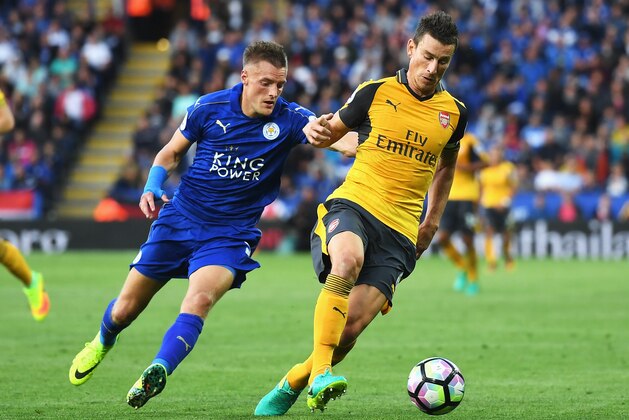 LEICESTER, ENGLAND - AUGUST 20: Laurent Koscielny of Arsenal is put under pressure from Jamie Vardy of Leicester City during the Premier League match between Leicester City and Arsenal at The King Power Stadium on August 20, 2016 in Leicester, England.  (Photo by Michael Regan/Getty Images)