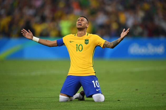 RIO DE JANEIRO, BRAZIL - AUGUST 20:  Neymar of Brazil celebrates after scoring the winning penalty in the shoot out during the Men's Football Final between Brazil and Germany at the Maracana Stadium on Day 15 of the Rio 2016 Olympic Games on August 20, 2016 in Rio de Janeiro, Brazil.  (Photo by Laurence Griffiths/Getty Images)