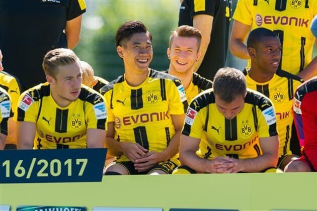 Borussia Dortmund's Felix Passlack, Shinji Kagawa, Marco Reus, Mario Goetze and Adrian Ramos , from left, pose for a group photo for the new soccer season in Dortmund, Germany, Wednesday Aug. 17, 2016. (Guido Kirchner/dpa via AP)