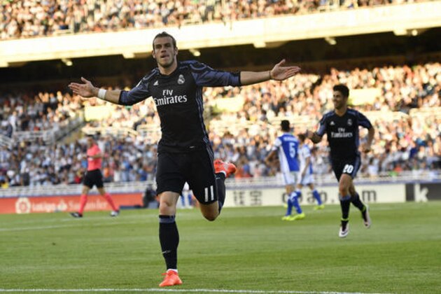 Real Madrid's Gareth Bale, left, celebrates after scoring against Real Sociedad during the Spanish La Liga soccer match between Real Madrid and Real Sociedad, at Anoeta stadium in San Sebastian, northern Spain, Sunday, Aug. 21, 2016. (AP Photo/Alvaro Barrientos)