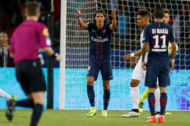 Paris Saint-Germain Uruguayan forward Edinson Cavani (C) gestures during the French Ligue 1 Football match between Paris Saint Germain (PSG) and Metz on August 21, 2016 at the Parc des Princes stadium in Paris. / AFP / MATTHIEU ALEXANDRE        (Photo credit should read MATTHIEU ALEXANDRE/AFP/Getty Images)