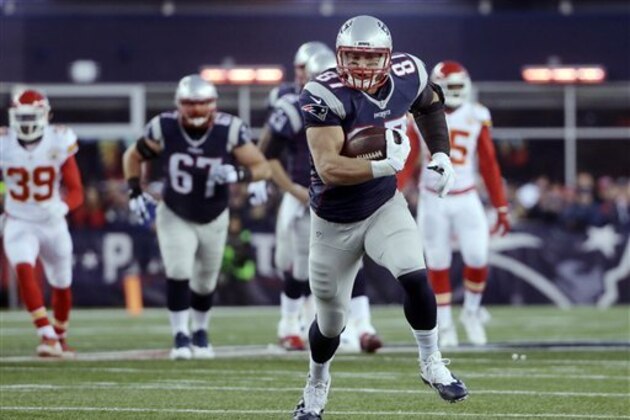 ARCHIVO - En imagen de archivo del sábado 16 de enero de 2016, el tight end Rob Gronkowski, de los Patriots de Nueva Inglaterra, corre tras atrapar un pase ante los Chiefs de Kansas City en el juego de campeonato divisional de postemporada en Foxborough, Massachusetts. Gronkowski mostrará dos facetas de su personalidad en las portadas del videojuego Madden NFL 17 y en la revista GQ, se anunció el jueves 12 de mayo de 2016. (AP Photo/Steven Senne, File)