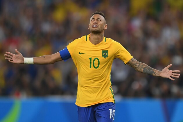 RIO DE JANEIRO, BRAZIL - AUGUST 20:  Neymar of Brazil celebrates scoring the winning penalty in the penalty shoot out during the Men's Football Final between Brazil and Germany at the Maracana Stadium on August 20, 2016 in Rio de Janeiro, Brazil.  (Photo by Laurence Griffiths/Getty Images)