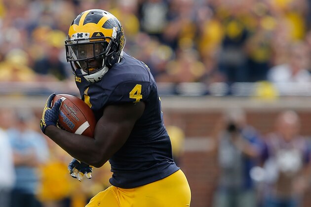 ANN ARBOR, MI - SEPTEMBER 26:  Running back De'Veon Smith #4 of the Michigan Wolverines carries the ball against the Brigham Young Cougars at Michigan Stadium on September 26, 2015 in Ann Arbor, Michigan. The Wolverines defeated the Cougars 31-0.  (Photo by Doug Pensinger/Getty Images)