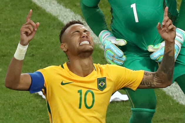 RIO DE JANEIRO, BRAZIL - AUGUST 20:  Neymar (L) of Brazil celebrates with goalkeeper Weverton after scoring the winning penalty in the penalty shoot out during the Men's Football Final between Brazil and Germany at the Maracana Stadium on Day 15 of the Rio 2016 Olympic Games on August 20, 2016 in Rio de Janeiro, Brazil.  (Photo by Buda Mendes/Getty Images)