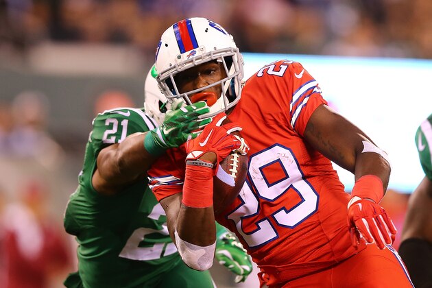 EAST RUTHERFORD, NJ - NOVEMBER 12:  Karlos Williams #29 of the Buffalo Bills avoids Marcus Gilchrist #21 of the New York Jets to score a third quarter touchdown at MetLife Stadium on November 12, 2015 in East Rutherford, New Jersey.  (Photo by Elsa/Getty Images)