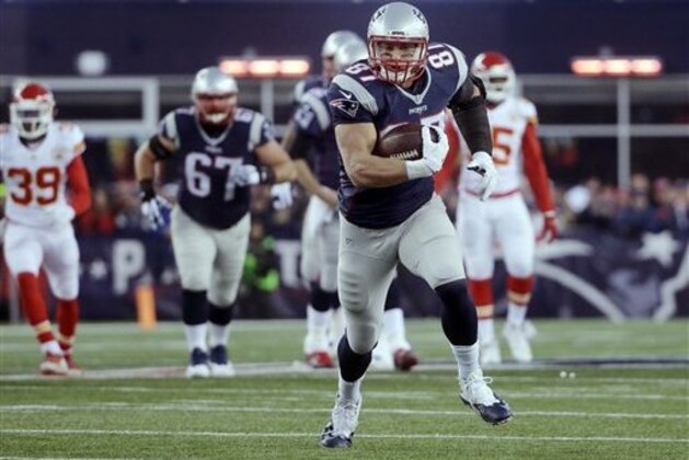 ARCHIVO - En imagen de archivo del sábado 16 de enero de 2016, el tight end Rob Gronkowski, de los Patriots de Nueva Inglaterra, corre tras atrapar un pase ante los Chiefs de Kansas City en el juego de campeonato divisional de postemporada en Foxborough, Massachusetts. Gronkowski mostrará dos facetas de su personalidad en las portadas del videojuego Madden NFL 17 y en la revista GQ, se anunció el jueves 12 de mayo de 2016. (AP Photo/Steven Senne, File)