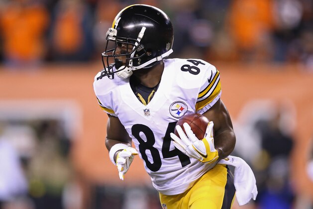 CINCINNATI, OH - JANUARY 09:  Antonio Brown #84 of the Pittsburgh Steelers runs with the ball in the first quarter against the Cincinnati Bengals during the AFC Wild Card Playoff game at Paul Brown Stadium on January 9, 2016 in Cincinnati, Ohio.  (Photo by Andy Lyons/Getty Images)