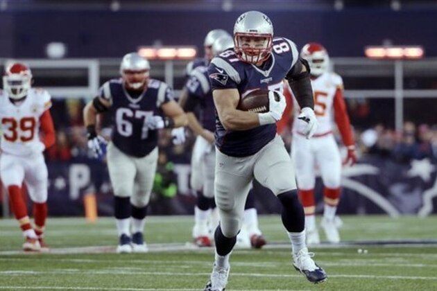 ARCHIVO - En imagen de archivo del sábado 16 de enero de 2016, el tight end Rob Gronkowski, de los Patriots de Nueva Inglaterra, corre tras atrapar un pase ante los Chiefs de Kansas City en el juego de campeonato divisional de postemporada en Foxborough, Massachusetts. Gronkowski mostrará dos facetas de su personalidad en las portadas del videojuego Madden NFL 17 y en la revista GQ, se anunció el jueves 12 de mayo de 2016. (AP Photo/Steven Senne, File)