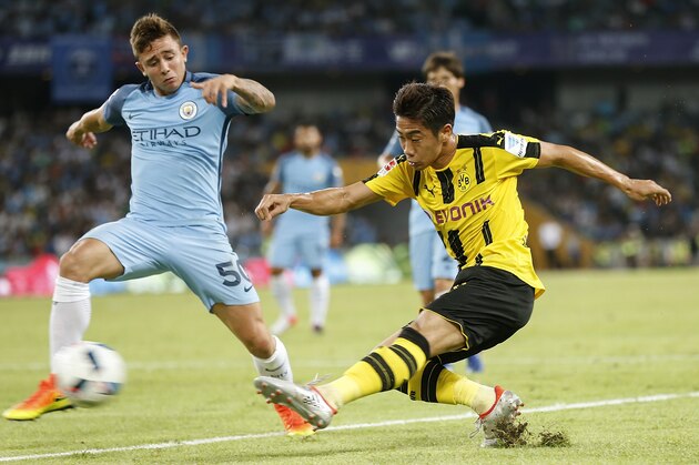 SHENZHEN, CHINA - JULY 28:  Shinji Kagawa of Borussia Dortmund contests the ball against Pablo Maffeo during the 2016 International Champions Cup match between Manchester City and Borussia Dortmund at Shenzhen Universiade Stadium on July 28, 2016 in Shenzhen, China.  (Photo by Lintao Zhang/Getty Images)