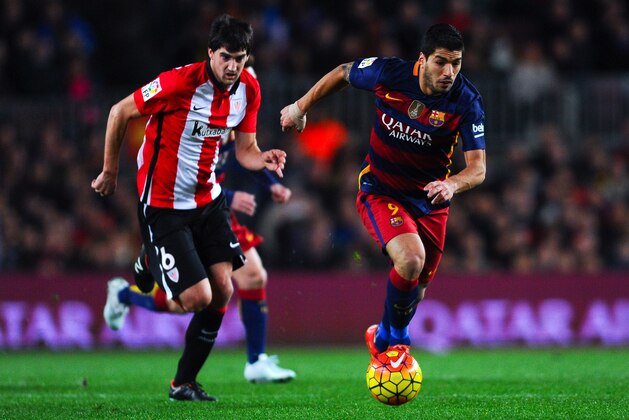 BARCELONA, SPAIN - JANUARY 17:  Luis Suarez of FC Barcelona competes for the ball with Mikel San Jose of Athletic Club during the La Liga match between FC Barcelona and Athletic Club de Bilbao  at Camp Nou on January 17, 2016 in Barcelona, Spain.  (Photo by David Ramos/Getty Images)