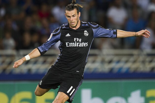 SAN SEBASTIAN, SPAIN - AUGUST 21:  Gareth Bale of Real Madrid controls the ball during the La Liga match between Real Sociedad de Futbol and Real Madrid at Estadio Anoeta on August 21, 2016 in San Sebastian, Spain.  (Photo by Juan Manuel Serrano Arce/Getty Images)
