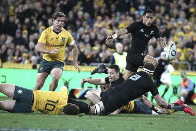 New Zealand's Kieran Read front, passes the ball to Aaron Smith during their Bledisloe Cup Rugby test match against Australia in Sydney, Australia, Saturday, Aug. 20, 2016.(AP Photo/Rob Griffith)