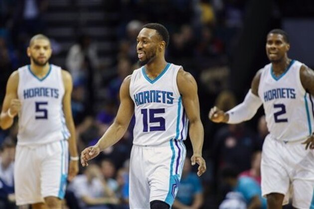Kemba Walker (15), escolta de los Hornets de Charlotte, festeja luego de embocar un triple en los últimos segundos del encuentro ante los Pelicans de Nueva Orleáns, el miércoles 9 de marzo de 2016 (AP Foto/Nell Redmond)