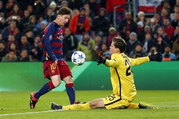 Barcelona's Lionel Messi scores his side's second goal past Roma goalkeeper Wojciech Szczesny during their Group E Champions League soccer match at the Camp Nou stadium in Barcelona, Spain, Tuesday Nov. 24, 2015. (AP Photo/Manu Fernandez)