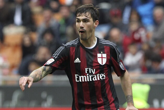 MILAN, ITALY - MAY 01:  Alessio Romagnoli of AC Milan in action during the Serie A match between AC Milan and Frosinone Calcio at Stadio Giuseppe Meazza on May 1, 2016 in Milan, Italy.  (Photo by Marco Luzzani/Getty Images)