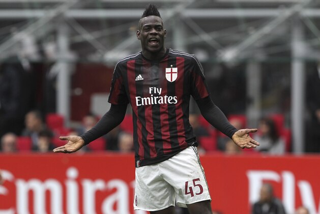 MILAN, ITALY - MAY 01:  Mario Balotelli of AC Milan reacts during the Serie A match between AC Milan and Frosinone Calcio at Stadio Giuseppe Meazza on May 1, 2016 in Milan, Italy.  (Photo by Marco Luzzani/Getty Images)