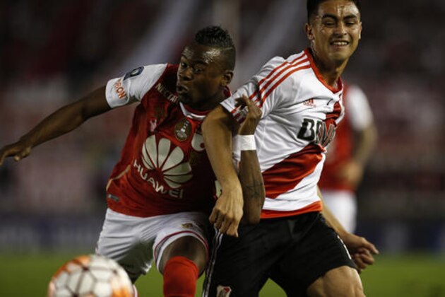 Gonzalo Martinez of Argentina's River Plate, right, fights for the ball against Carlos Arboleda of Colombia's Independiente Santa Fe during the Recopa Sudamericana final soccer match in Buenos Aires, Argentina, Thursday, Aug. 25, 2016. (AP Photo/Agustin Marcarian)