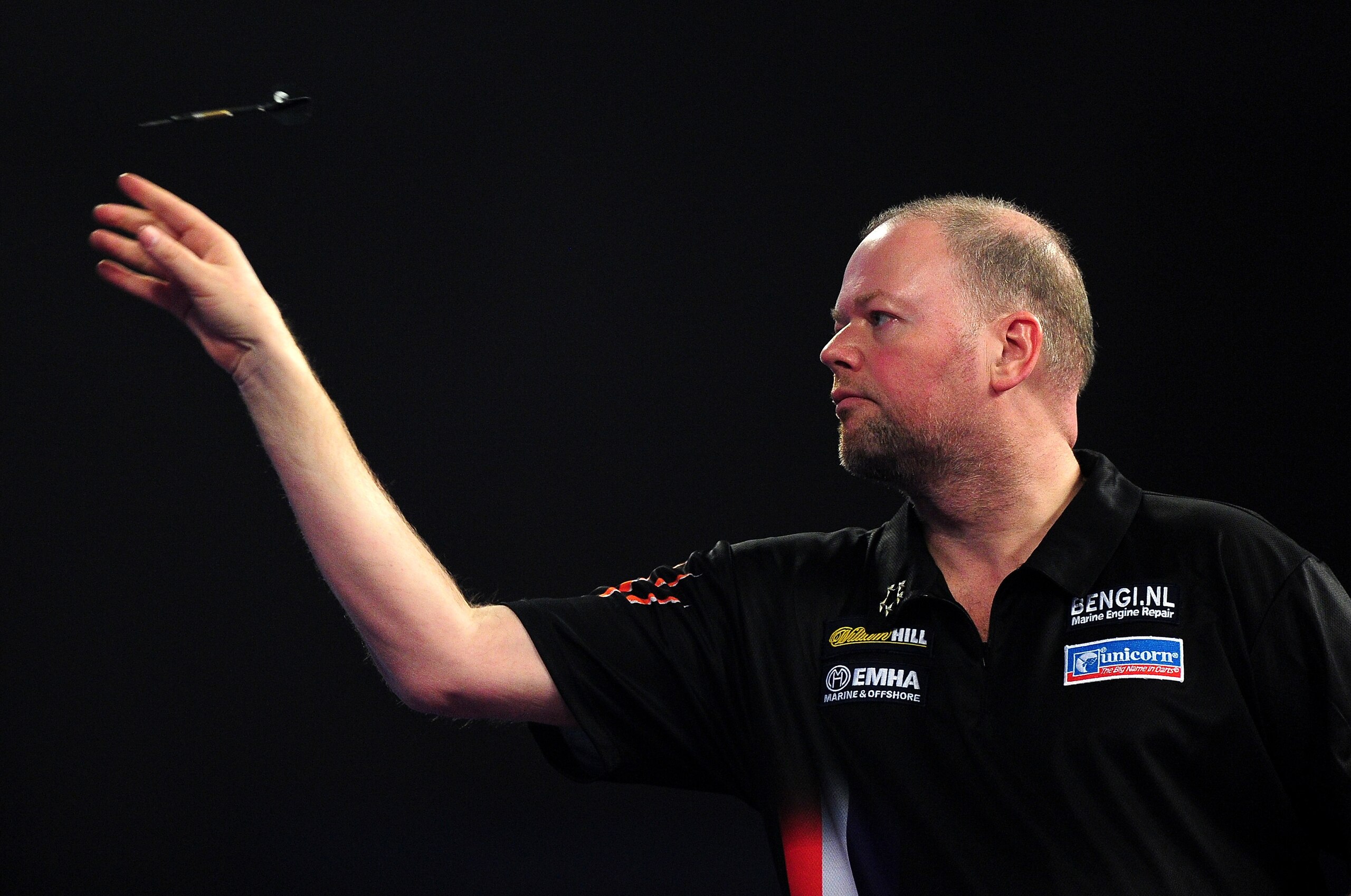 LONDON, ENGLAND - JANUARY 01:  Raymond van Barneveld of the Netherlands throws during his quarter final match against Michael Smith of England during Day Thirteen of the 2016 William Hill PDC World Darts Championships at Alexandra Palace on January 1, 2016 in London, England.  (Photo by Dan Mullan/Getty Images)