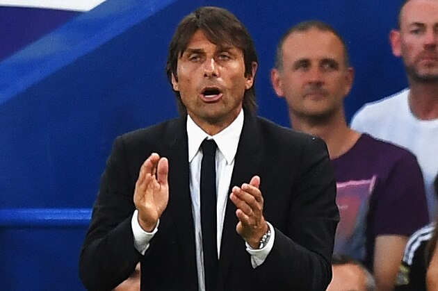 LONDON, ENGLAND - AUGUST 23: Antonio Conte, Manager of Chelsea encourages his players during the EFL Cup second round match between Chelsea and Bristol Rovers at Stamford Bridge on August 23, 2016 in London, England.  (Photo by Michael Regan/Getty Images )