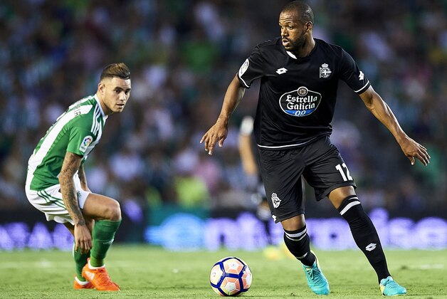 SEVILLE, SPAIN - AUGUST 26:  Sidnei Rechel da Silva Junior of RC Deportivo La Coruna in action during the match between Real Betis Balompie v RC Deportivo La Coruna as part of La Liga at Estadio Ramon Sanchez Pizjuan on August 26, 2016 in Seville, Spain.  (Photo by Aitor Alcalde Colomer/Getty Images)