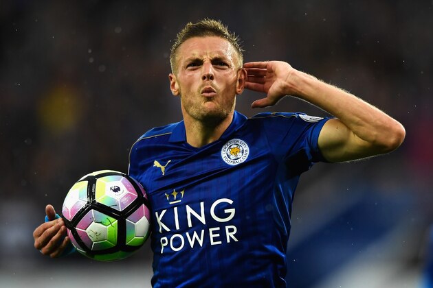 LEICESTER, ENGLAND - AUGUST 27: Jamie Vardy of Leicester City celebrates scoring his sides first goal during the Premier League match between Leicester City and Swansea City at The King Power Stadium on August 27, 2016 in Leicester, England.  (Photo by Stu Forster/Getty Images)