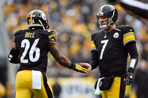 PITTSBURGH, PA - DECEMBER 21:  Le'Veon Bell #26 of the Pittsburgh Steelers celebrates his touchdown with Ben Roethlisberger #7 during the second quarter against the Kansas City Chiefs at Heinz Field on December 21, 2014 in Pittsburgh, Pennsylvania.  (Photo by Joe Sargent/Getty Images)