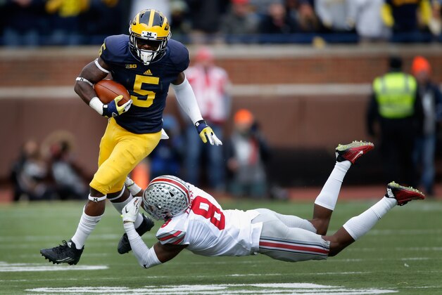 ANN ARBOR, MI - NOVEMBER 28: Jabrill Peppers #5 of the Michigan Wolverines eludes the tackle of Gareon Conley #8 of the Ohio State Buckeyes in the first half at Michigan Stadium on November 28, 2015 in Ann Arbor, Michigan.  (Photo by Gregory Shamus/Getty Images)