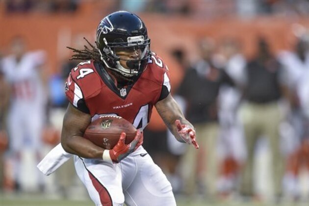 Atlanta Falcons running back Devonta Freeman runs for a touchdown in the first half of an NFL preseason football game against the Cleveland Browns, Thursday, Aug. 18, 2016, in Cleveland. (AP Photo/David Richard)