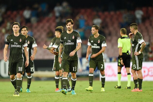 NAPLES, ITALY - AUGUST 27: Players of AC Milanlook dejected after the Serie A match between SSC Napoli and AC Milan at Stadio San Paolo on August 27, 2016 in Naples, Italy.  (Photo by Francesco Pecoraro/Getty Images)